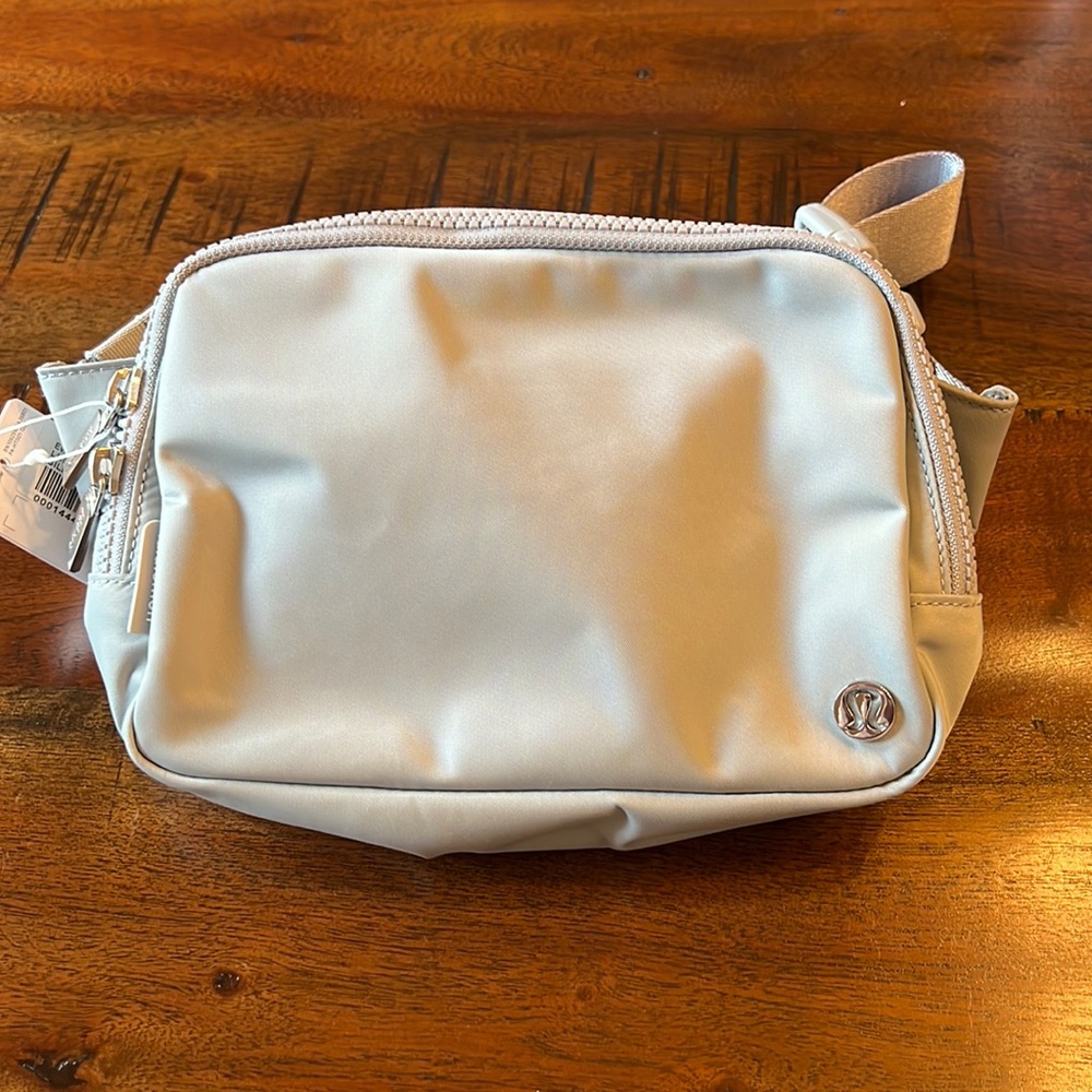 NWT- New Size!! Large Everywhere Belt Bag w/Adjustable strap